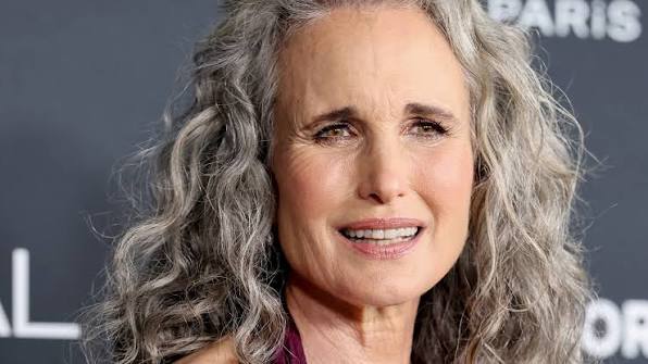 A ’90-es évek imádott modellje hófehér hajjal ennyire más: 68 évesen így ment végig a kifutón Andie MacDowell