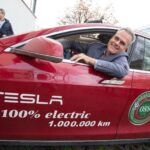 Elérte a hárommillió kilométert a legtöbbet futott Tesla – szinte csak a rekordoknak él a tulajdonosa