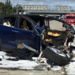 Brutális sebességnél robbant szét egy Tesla gumija, többszöri átfordulás után tört ronccsá