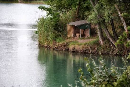 Megsérült egy munkás egy úszó munkagépen az abdai bányatavon – Tűzoltók hozták ki a partra