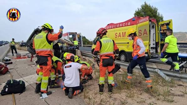 Súlyos buszbaleset Spanyolországban: 20 méteres mélységbe zuhant egy autóbusz, 83 embert láttak el a mentők