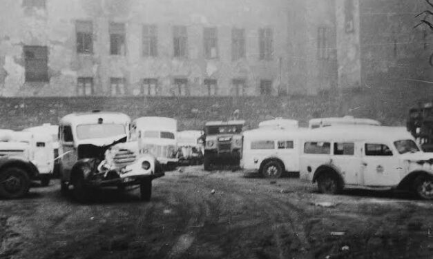 Emberfeletti bátorsággal életeket mentett a főváros utcáin – Péch Géza ’56-os mentősofőr tragédiája
