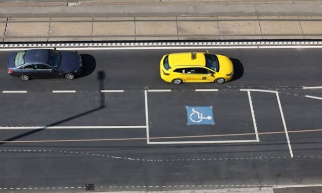 Megérkezett a magyarázat: így került az újpesti utca közepére a mozgássérült-parkoló