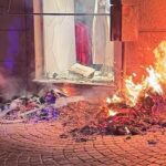 Lángolt a belvárosi ruhaüzlet – Tűzbogár visszatért gyönyörködni a helyszínre
